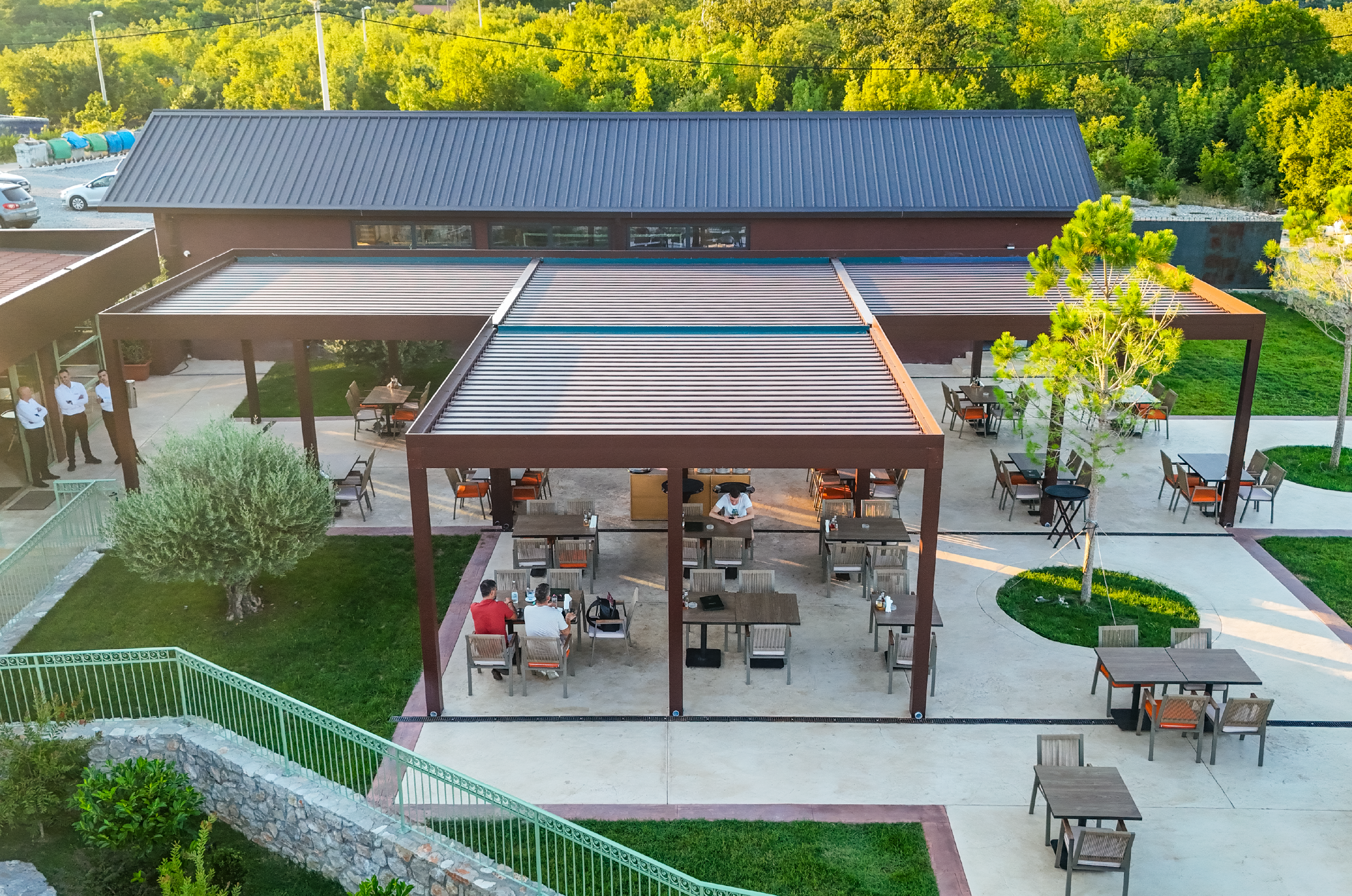 Bioklimatska pergola i stakleni sistemi na modernoj ljetnjoj bašti restorana Roštiljijada