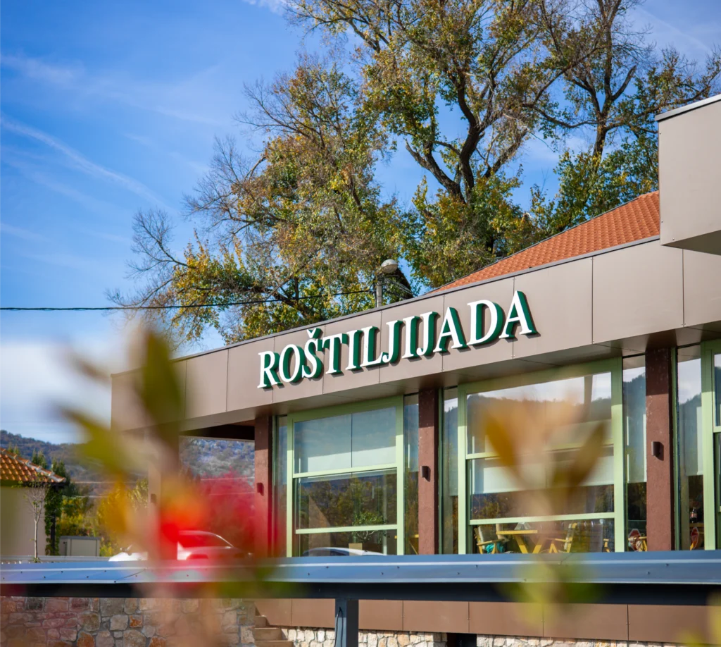 Svetleći natpis Roštiljijada na aluminijumskoj konstrukciji objekta