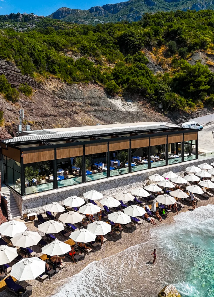 Garden Lux realizacija pergole za restoran na crnogorskom primorju